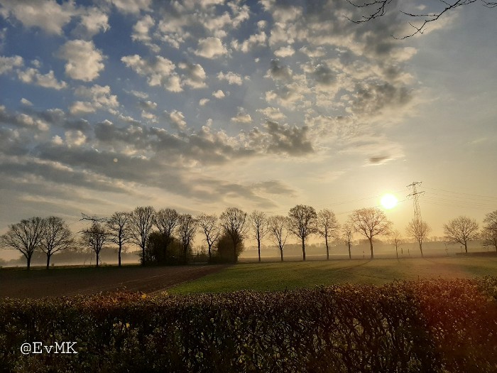 uitzicht bij zonsopkomst richting kanaal by EvMK